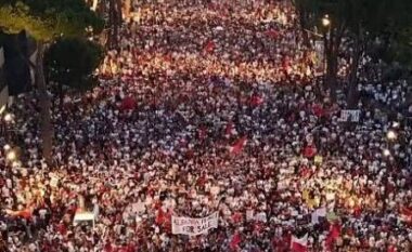 Protestuesit nisin rrethimin e Kryeministrisë: Sonte do ta gdhijmë këtu! Marshim gjithë natën
