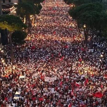 Protestuesit nisin rrethimin e Kryeministrisë: Sonte do ta gdhijmë këtu! Marshim gjithë natën
