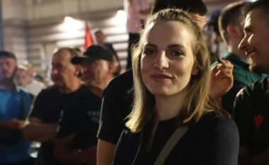 FOTO/ “Në tribunën më të bukur të demokracisë”, mori pjesë në protestën në Tiranë, reagon
