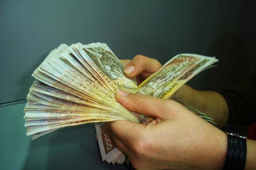 Paga mesatare rritet  por gjysma e të punësuarve në vend marrin më pak se 60 mijë lekë neto në muaj