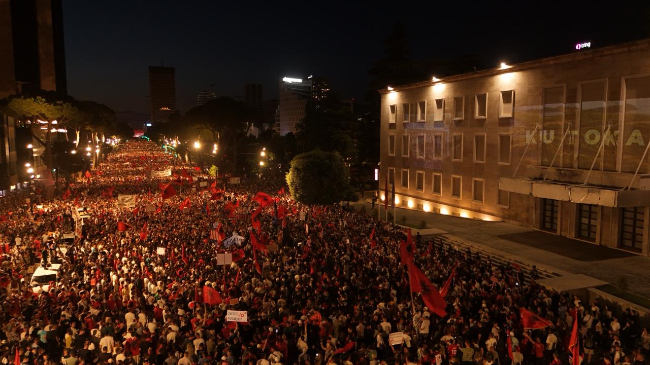 nje-muaj-revolte-per-largimin-e-rames-sot-protesta-e-30-te-kunder-qeverise-sheshe-e-rruge-te-mbushura-plot-qytetaret-thirrje-kryeministrit-jep-doreheqjen