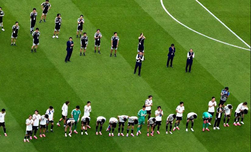 video-momente-prekese-trajneri-dhe-futbollistet-i-kerkojne-falje-tifozeve-te-japonise-per-eliminimin-nga-boterori