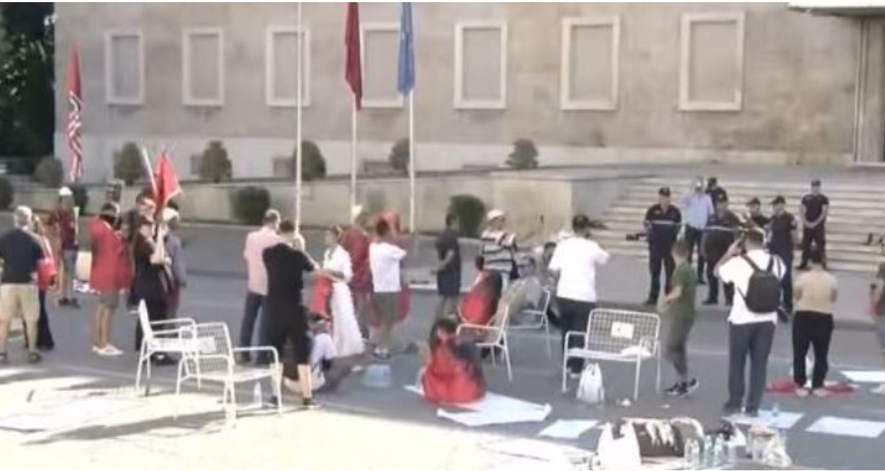 Policia kërkon të dëbojë protestuesit që kaluan natën para Kryeministrisë, i paralajmëron me masa! Qytetarët në kor: Rama jepe dorëheqjen!