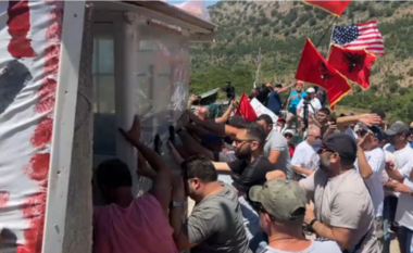 Protestë në Kakome/ Banorët shembin rrethimin pas 22 vitesh (VIDEO)