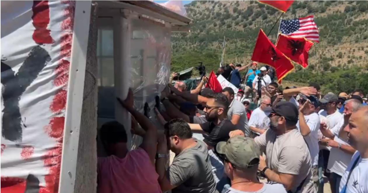 Protestë në Kakome/ Banorët shembin rrethimin pas 22 vitesh (VIDEO)