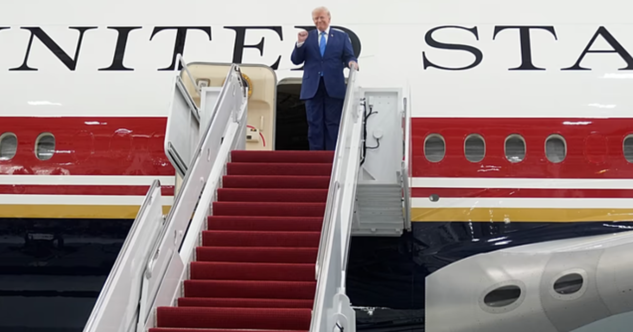 Presidenti Trump zbulon avionin e tij të ri  Air Force One  Një Shtëpi e Bardhë fluturuese