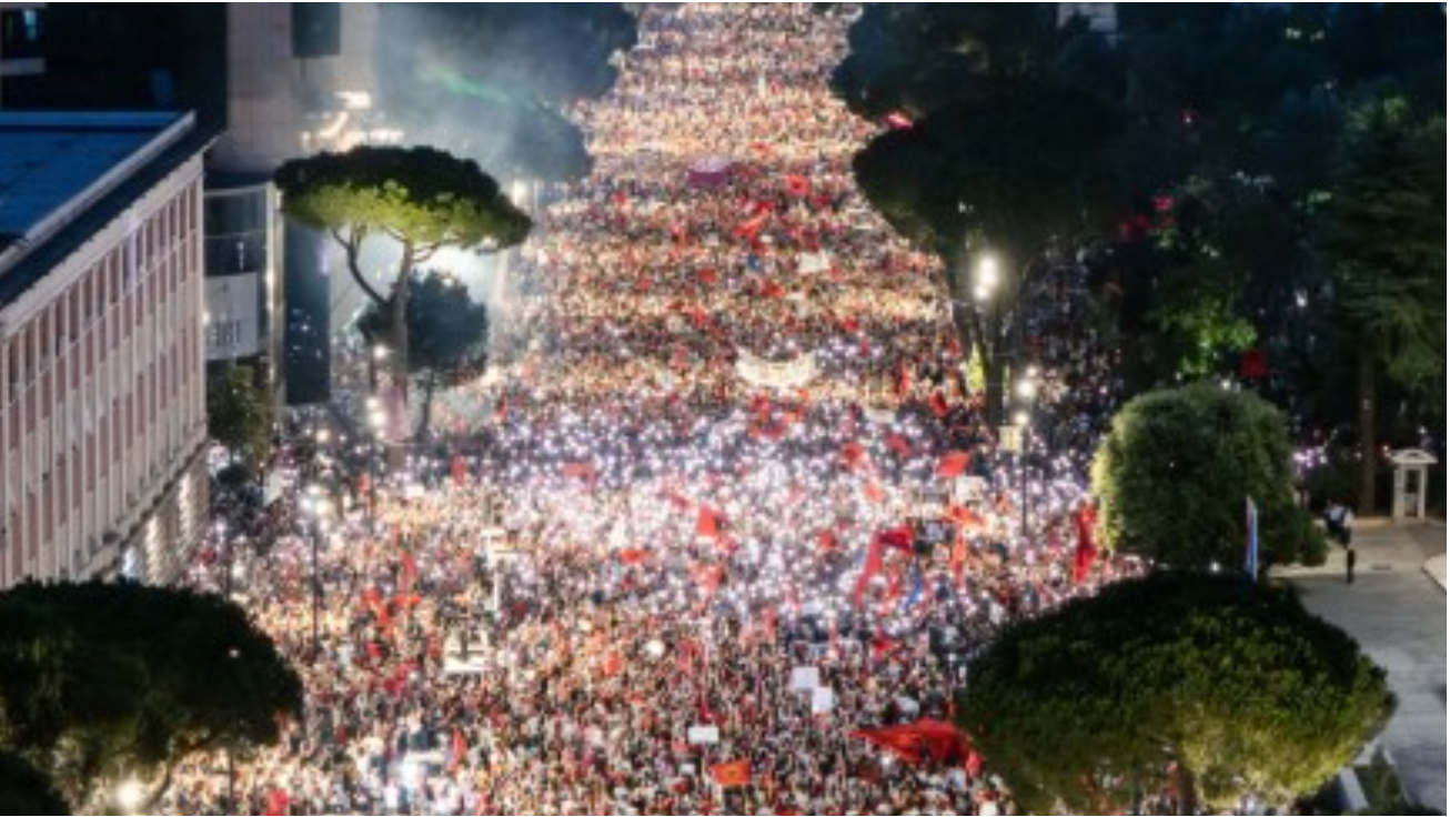 Duam një Shqipëri të re/ The Guardian jehonë revoltës qytetare kundër Ramës: Kryengritja e qytetarëve ka tronditur vendin, demonstruesit pa parti politike! Akuza “elitave” për korrupsion