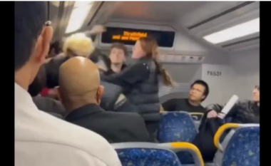 VIDEO/ Incident në një tren në Sydney, pasagjeri u kërkoi të ulnin muzikën, të rinjtë e dhunojnë me grushte