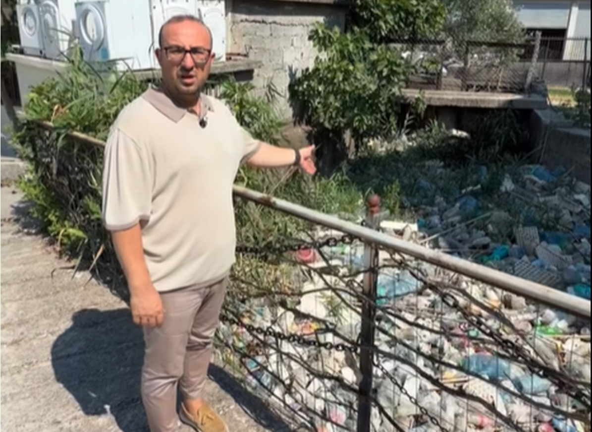 Saimir Korreshi ironizon Bashkinë e Lushnjes  Na falni se ju prishëm plazhin  por qytetarët po mbyten nga mushkonjat dhe erë kërme