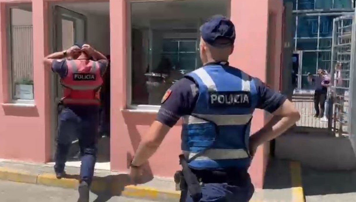 VIDEO  Sherri i dhunshëm në GJKKO brenda kafazit të xhamit  momenti kur forca të shumta policie futen me vrap në ambientet e Gjykatës së Posaçme