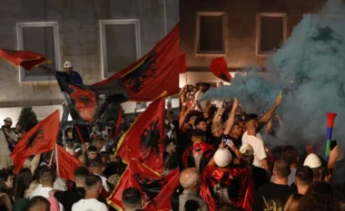 Dita e 22-të e tubimit në Tiranë, nga bulevardi ‘Dëshmorët e Kombit’ në ‘Qytet Studenti’, vijon marshimi i qytetarëve në kryeqytet