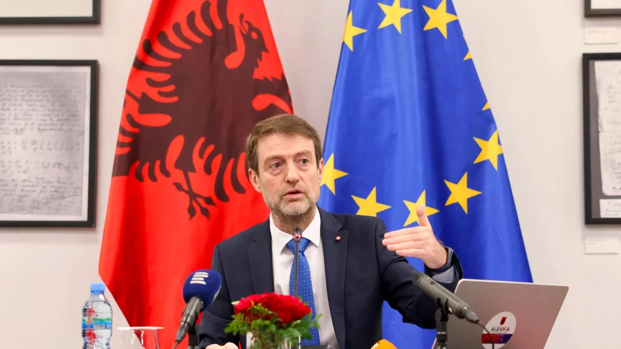 “Protesta nuk e dëmton integrimin”, ministri Ferit Hoxha i p