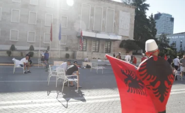 Dita e 21-të e tubimit/ Qëndruan deri në orët e para të mëngjesit para Kryeministrisë, policia procedon 9 protestues