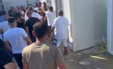 Tensione në aeroportin e Vlorës, përplasje mes përfaqësuesve të kompanisë MABCO, nënkontraktorëve dhe rojeve të sigurisë! Nxirren me forcë punonjësit