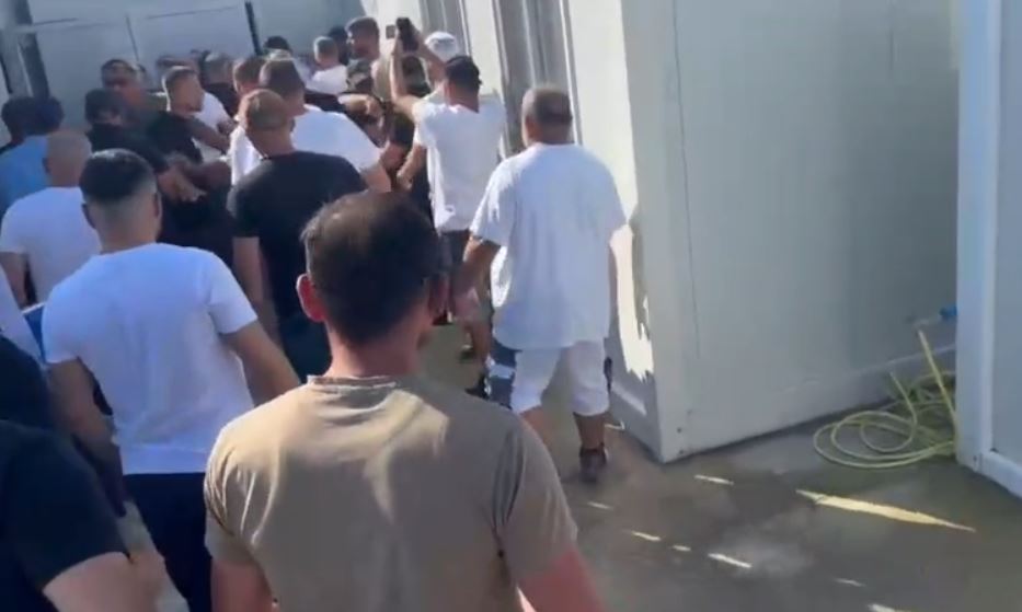 Tensione në aeroportin e Vlorës/ Përplasje mes përfaqësuesve të kompanisë MABCO, nënkontraktorëve dhe rojeve të sigurisë! Nxirren me forcë punonjësit