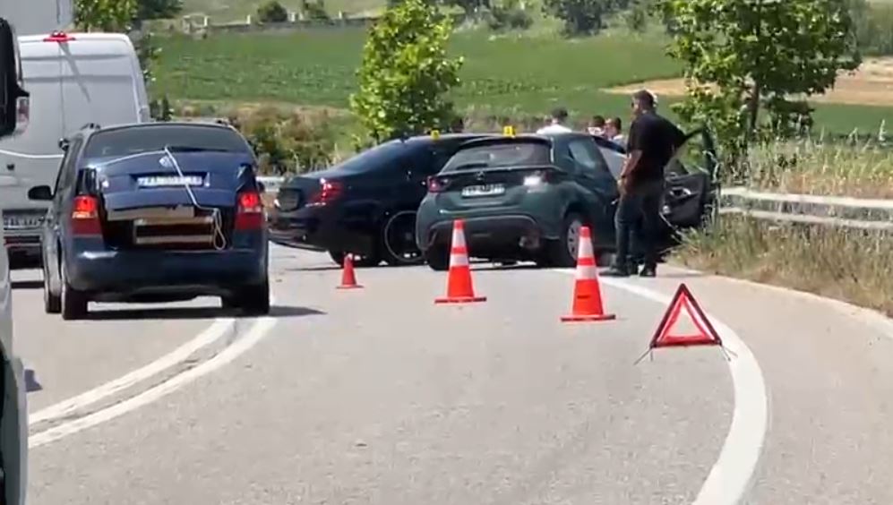 Aksident i rëndë në aksin Levan Tepelenë  Përplasen 5 automjete  mes të plagosurve edhe dy turistë gjermanë  VIDEO FOTO 