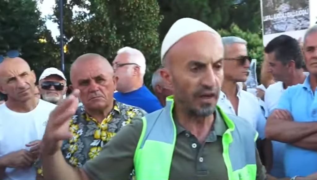 Incidenti me flamurin izraelit  aktivisti Arben Kola  Ka tentativa për të dëmtuar protestën  mes nesh ka grupe të infiltruara  Nuk jemi kundër asnjë shteti
