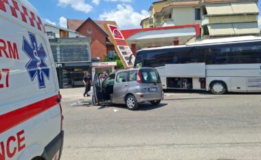 VIDEO/ Aksidentohet autobusi me nxënës në Elbasan, u përplas me një makinë dhe mori para…policia në vendngjarje