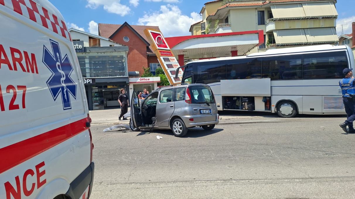 VIDEO  Aksidentohet autobusi me nxënës në Elbasan  u përplas me një makinë dhe mori para policia në vendngjarje
