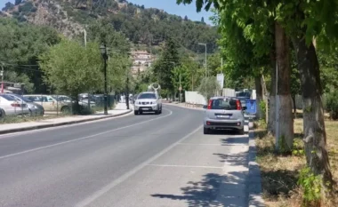 Aksident në Berat, motori përplas në vijat e bardha turistin holandez