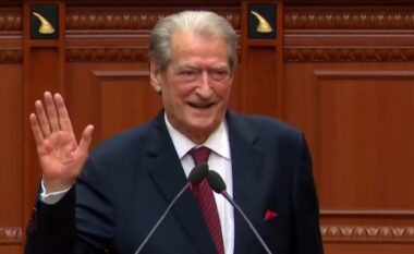 I hiqet “non-grata”? Ish-kryeministri Berisha flet nga foltorja e Kuvendit: Unë erdha, u krye