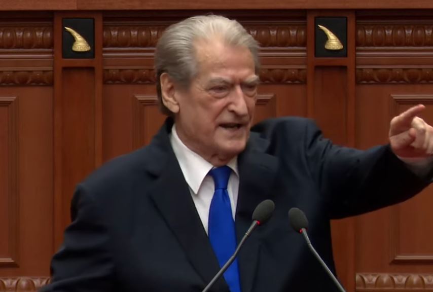 rama-antimiting-ne-vlore-berisha-merr-nepunesit-dhe-del-kunder-protestes-qytetare-akt-percares-hiqni-dore-dhe-anulojeni