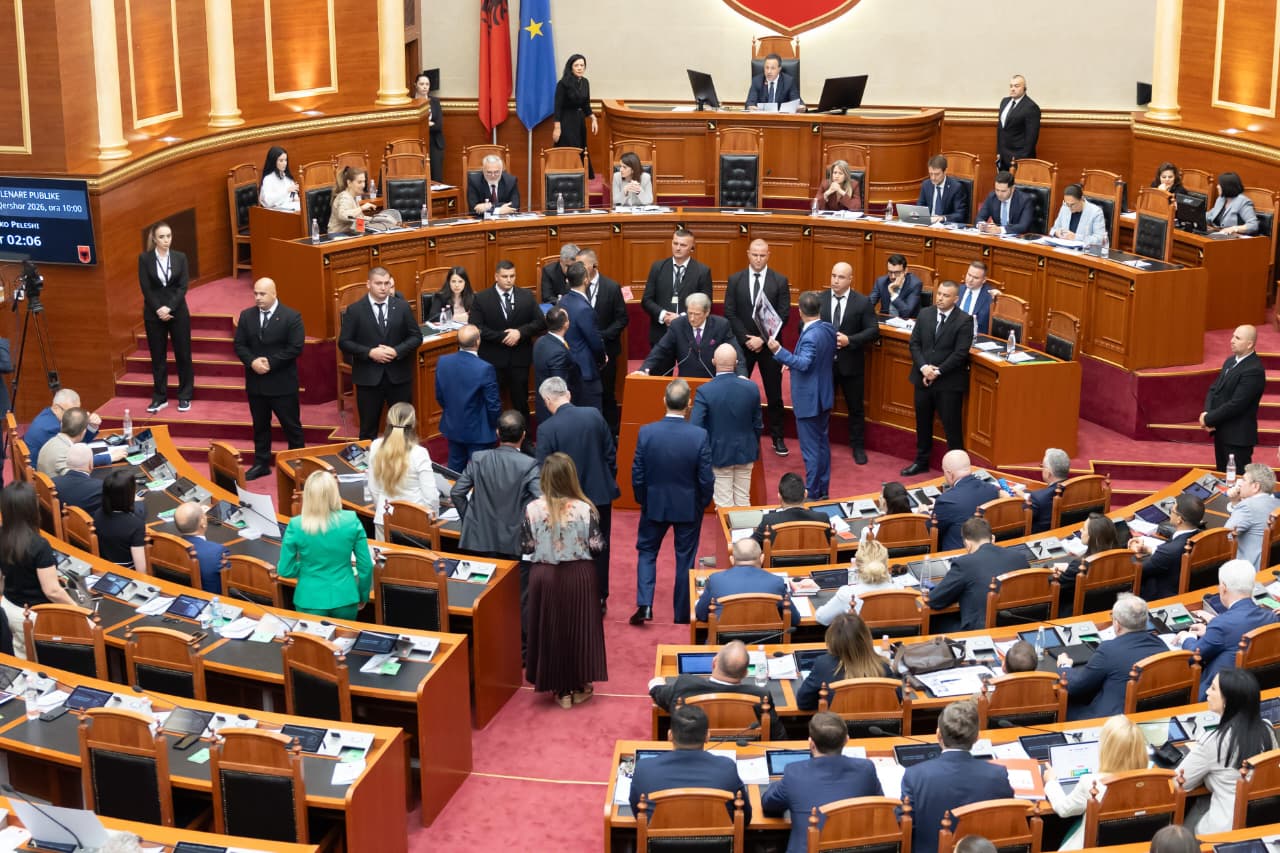Tensione në Kuvend  Demokratët nuk lirojnë foltoren  ndërpritet sërish pas vetëm pak minutash nisje seanca