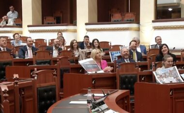 “Rama jepe dorëheqjen”/ Deputetet e PD-së këndojnë në Parlament ‘refrenin’ e protestuesve (VIDEO)