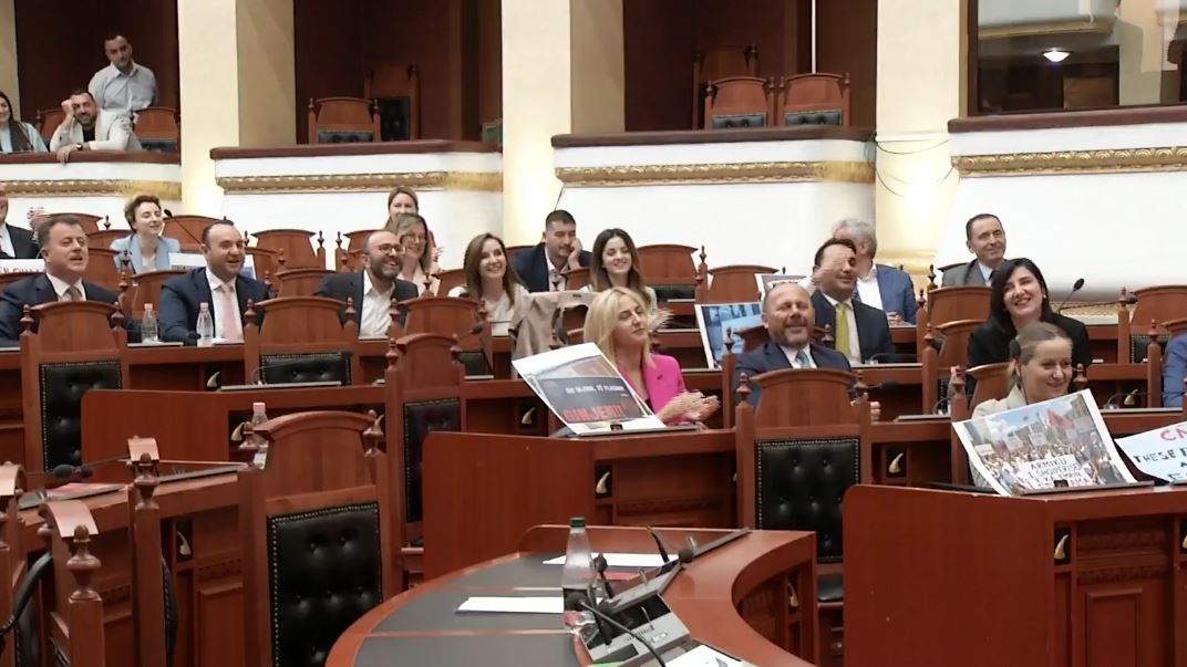 VIDEO/ Rama jepe dorëheqjen, deputetet e PD-së këndojnë në Parlament ‘refrenin’ e protestuesve