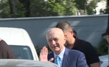 Ish-presidenti Ilir Meta ka lënë sërish sot qelinë për të pritur ngushëllime për ndarjen nga jeta të babait të tij