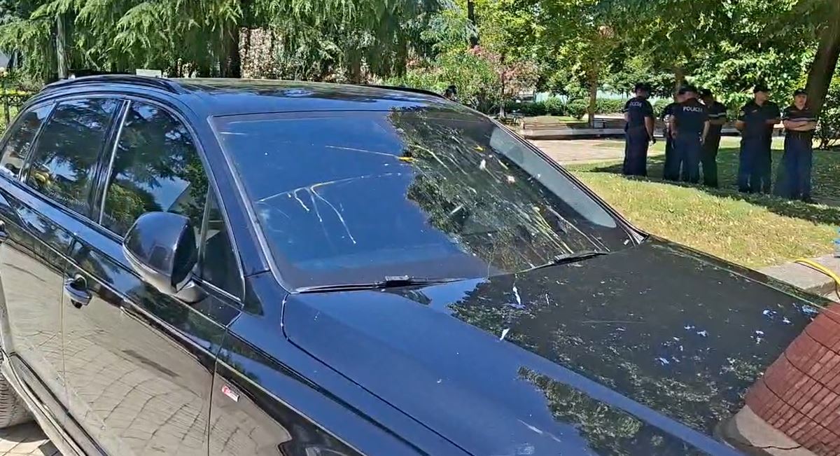 VIDEOLAJM  Makinat e ministrave dhe deputetëve të PS kthehen në  tabelë qitje   protestuesit i godasin me vezë dhe bidona uji 