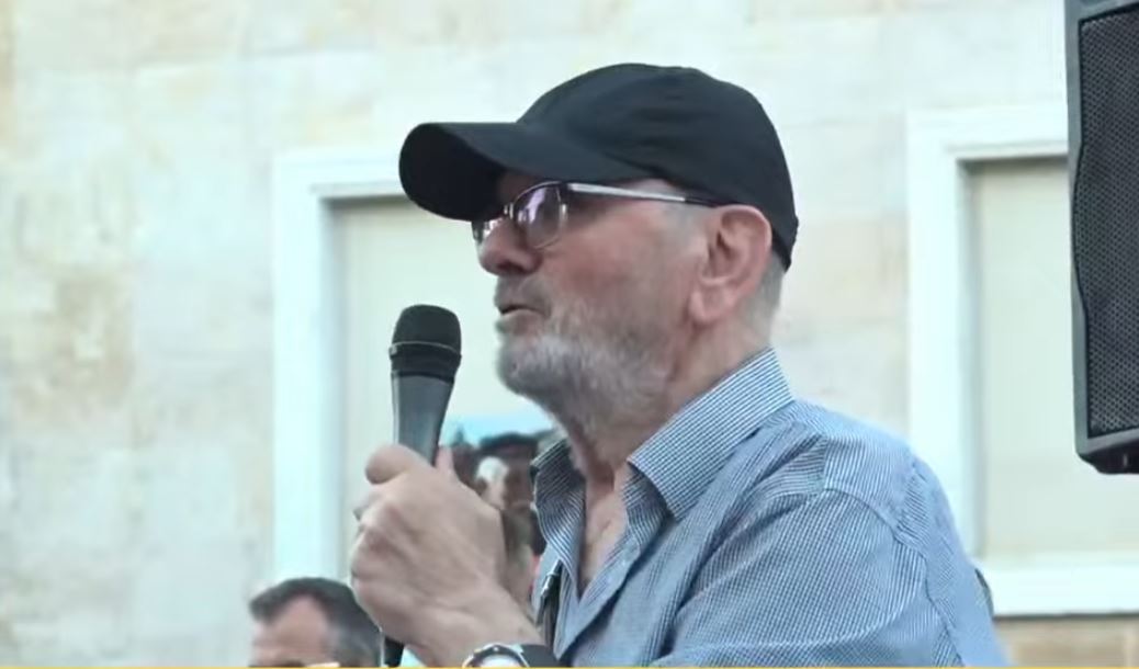Aktori Mehdi Malkaj thirrje Ramës në protestë: Nëse e ndan mendjen që do rrish akoma, mjerë ti!
