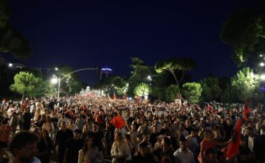 Protesta për dorëheqjen e kryeministrit, mijëra qytetarë mbushin sheshin e rrugës për të 12-tën ditë me radhë