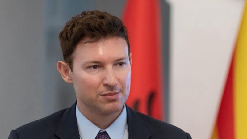 “Mos lejoni që realiteti i sotëm të vendosë kufijtë e së ard