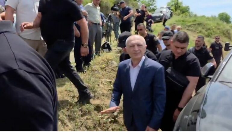 VIDEO  Ish presidenti Ilir Meta del nga burgu  mbërrin në ceremoninë mortore të babait