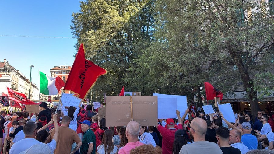 Protestë edhe në Itali/ Shqiptarët kërkojnë dorëheqjen e Ramës nga Milano
