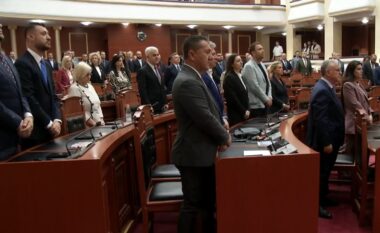 Vrasja e efektivit të policisë, Kuvendi mban një minutë heshtje për policin e vrarë