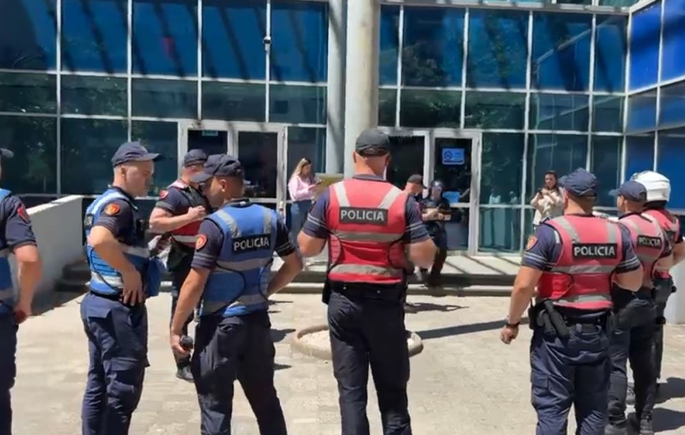 Plas sherri në seancën për vrasjen e Renis Dobrës në GJKKO  të pandehurit përplasen me njëri tjetrin  EMRAT 