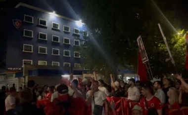 Marshimi i protestuesve në rrugët e Tiranës, qytetarët ndalen para Kuvendit dhe Drejtorisë së Përgjithshme të Policisë