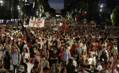 “Rama jep dorëheqjen”- Sot protesta e 17-të qytetare për largimin e kryeministrit! Sheshet dhe rrugët të mbushura plot