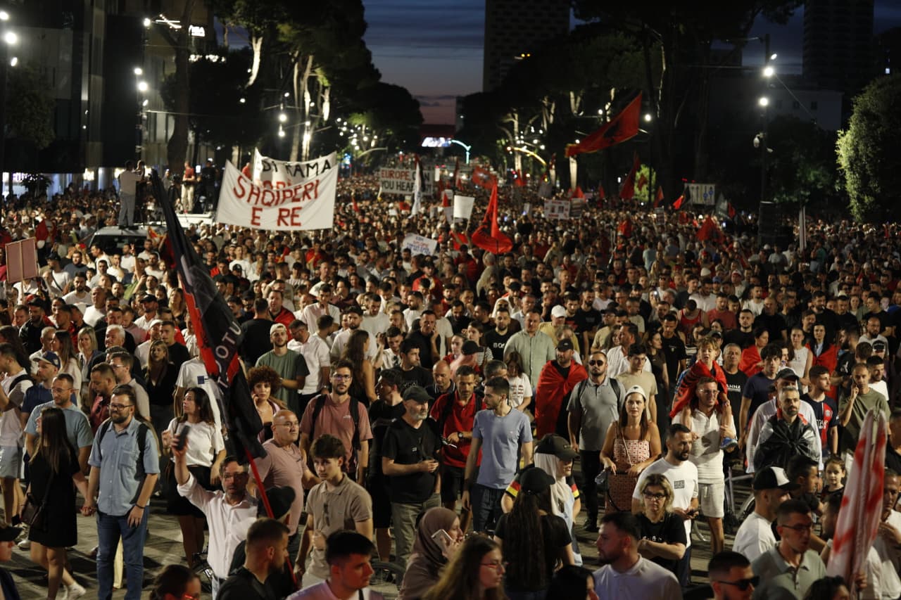 Sot protesta e 17 të qytetare për largimin e kryeministrit  sheshet dhe rrugët të mbushura plot