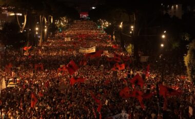 Sot dita e 23 e protestës/ Rrugët dhe sheshet plot për largimin e Ramës, qytetarët të vendosur, kalojnë natën para kryeministrisë