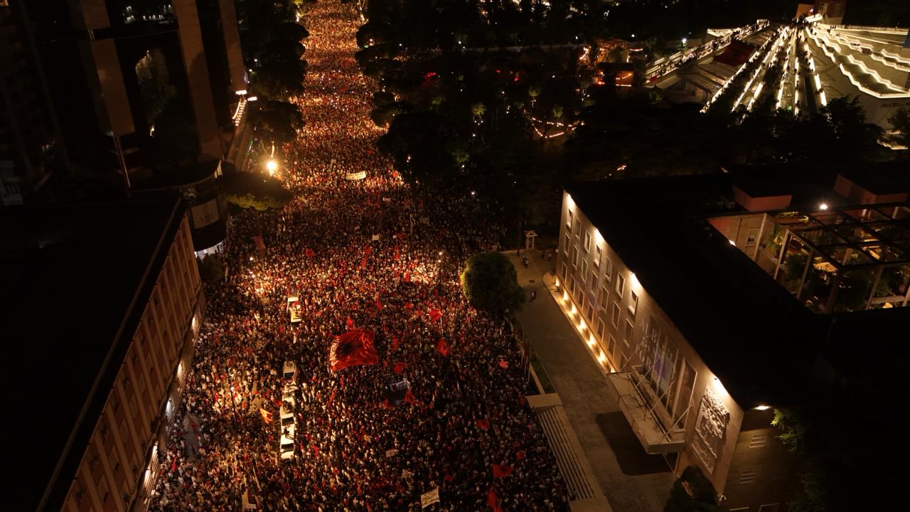 Mediat e huaja jehonë protestave masive antiqeveritare në Shqipëri: Paga mjerane dhe korrupsion, pse shqiptarët protestojnë kundër Edi Ramës