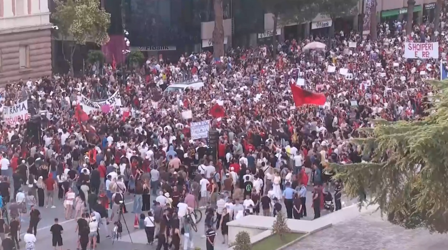 Sot mbahet protesta e 10-të, mijëra qytetarë në shesh për të
