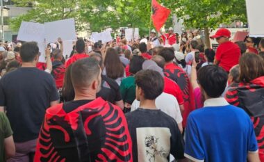 Protestat për dorëheqjen e Ramës shtrihen deri në Toronto të Kanadasë, mesazhet dhe thirrjet e emigrantëve: Zgjohuni, Shqipëria është e jona