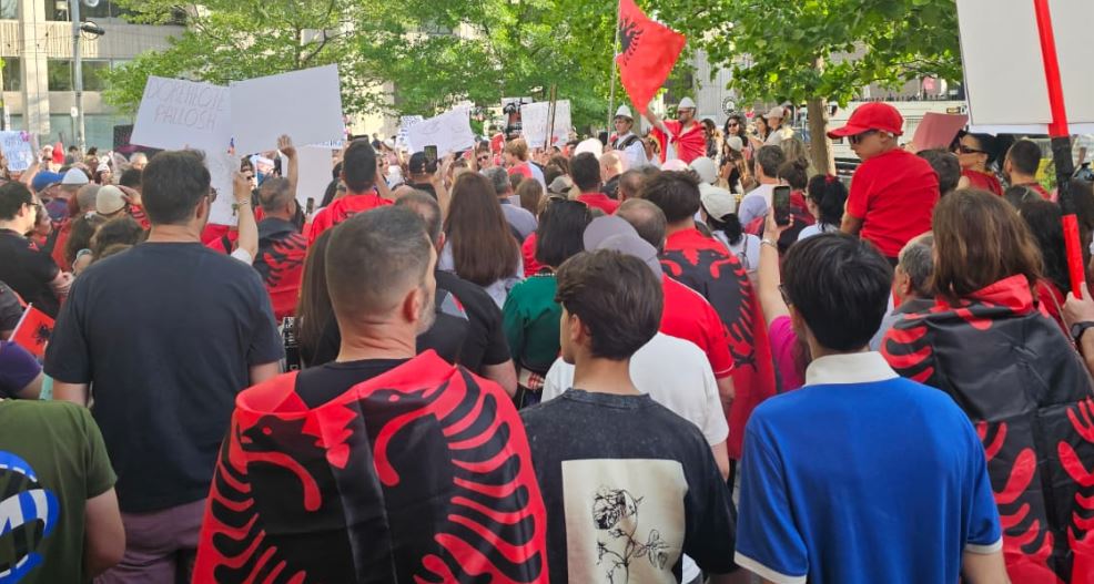 Protestat për dorëheqjen e Ramës shtrihen deri në Toronto të