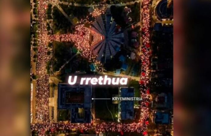 VIDEO/ Pamje spektakolare nga revolta e mijëra qytetarëve, momenti kur Kryeministria rrethohet nga “deti” i protestuesve