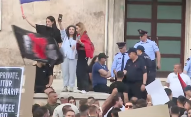 “Jep dorëheqjen”, Protestuesit ngjiten te shkallët e kryeministrisë, policia iu kërkon të largohen