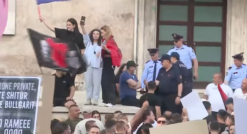  Jep dorëheqjen   Protestuesit ngjiten te shkallët e kryeministrisë  policia iu kërkon të largohen