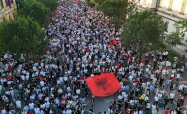 “Atdheu nuk është në shitje! Edi Rama jep dorëheqjen” – Mediat e huaja “jehonë” protestës së qytetarëve kundër projektit të Zvërnecit dhe qeverisë